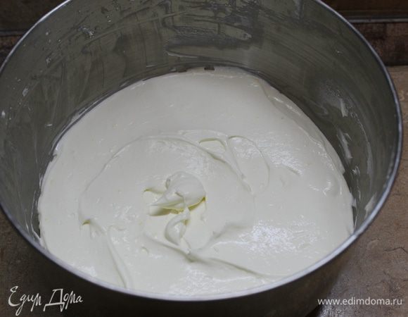 Переложите воздушный крем в емкость для заморозки и отправьте минимум на три часа в морозилку. Полностью мороженое окрепнет через 12 часов.