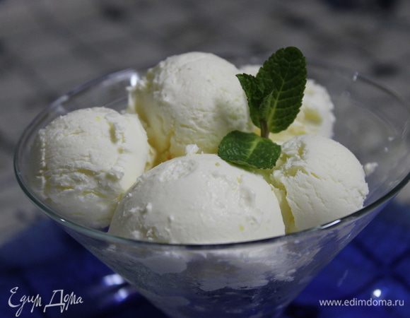 Перед подачей достаньте мороженое из морозилки и дайте ему время немного согреться. Украсьте мятой и наслаждайтесь!