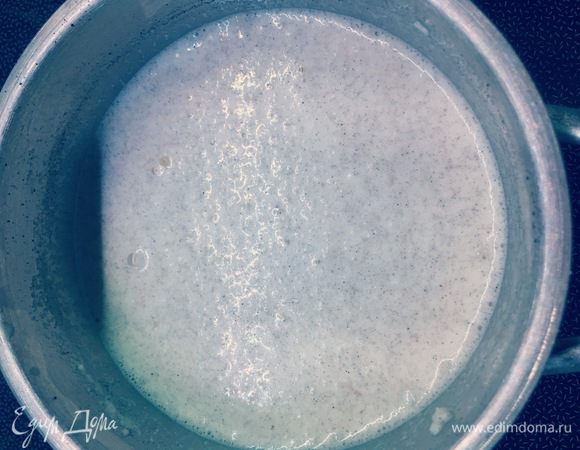 Сливки довести до кипения, но не перегреть. Как только начали закипать, плиту ставим на минимум. Добавить сахар, ванильный сахар или ванилин, или ваниль (в идеале ваниль), половину  кокосовой стружки и сухое кокосовое молоко (можно заменить на обычное из банки). Все смешать, в конце всыпать агар-агар. И снова довести до кипения. Когда сливки на плите, помешивать нужно постоянно!