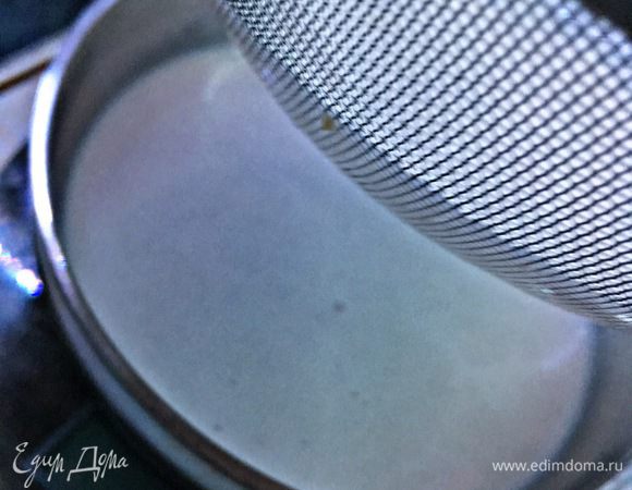 Готовую сливочную смесь процедить, чтобы не осталось комочков.