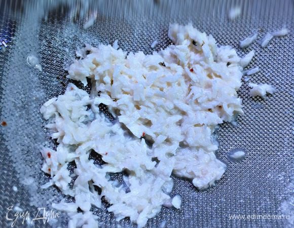 Оставшуюся кокосовую стружку промыть водой и вернуть в сливки. Стружка достаточно разбухла, пока варилась, и не будет жесткой в пудинге.