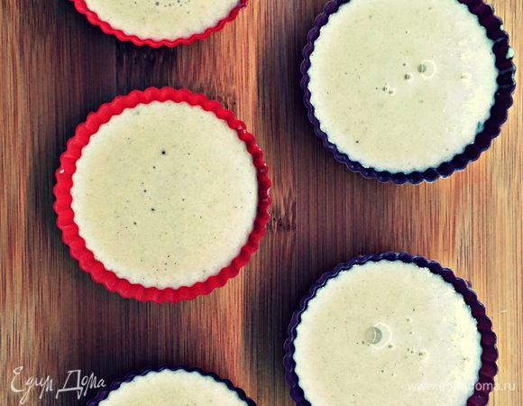 Распределяем массу по формочкам. Как альтернатива — красивые стаканы, бокалы или баночки. Оставляем в прохладном месте на час (возможно, застынут и раньше).