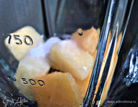 Готовим соус (или мусс). Процесс очень простой и быстрый. Ананасы вместе с сахаром измельчаем в пюре (у меня были замороженные). Если нужно больше соуса, соответственно, нужно просто взять больше ананасов.  