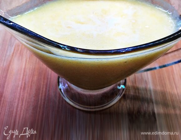 В сотейнике растопить масло, влить ананасовое пюре и добавить крахмал. Перемешать и протушить не более минуты.