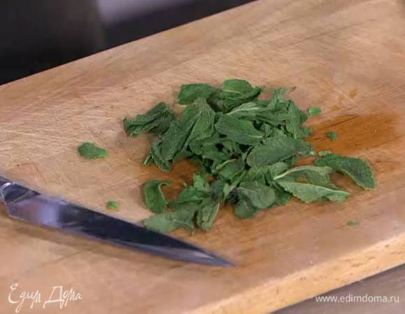 Листья мяты отделить от стеблей и слегка помять руками, чтобы они стали ароматнее.