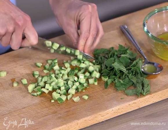 Огурец мелко порезать.