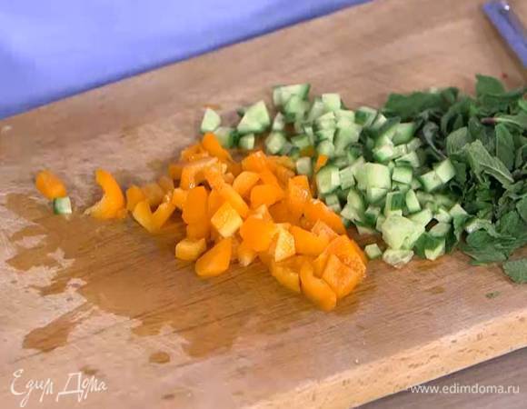 Сладкий перец, удалив семена и плодоножку, нарезать маленькими кубиками.