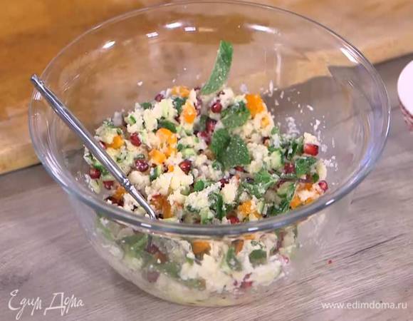 Нарезанный огурец, сладкий перец, листья мяты, натертую цветную капусту и зерна граната выложить в глубокую посуду, полить все заправкой и перемешать.