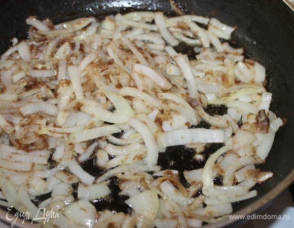 Огурцы маринованные и колбасу нарезать соломкой, салатные листья нарвать руками, оставив несколько штук для украшения, сложить в большую чашку. Лук нарезать тонкими полукольцами, 1/3 часть отжать с солью и выложить к остальным продуктам, 2/3 части обжарить на оливковом масле с мукой и солью. Охладить, выложить в салат.