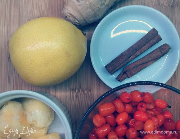 Лимон нарезать на кружочки. Имбирь почистить. Ананасы нарезать на небольшие кусочки.  