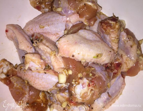 Помоем и разделаем крылышки. Я отрезала «пальцы» и разрубила каждое крылышко пополам по суставу. Маринад самый простой: посыпать крылья солью, обычной паприкой и рубленым чесноком, как следует помять, затянуть пленкой миску и отправить в холодильник на несколько часов. Только следите, чтобы воды там не оставалось в миске, а то потом придется обсушивать крылья бумажным полотенцем перед панировкой.