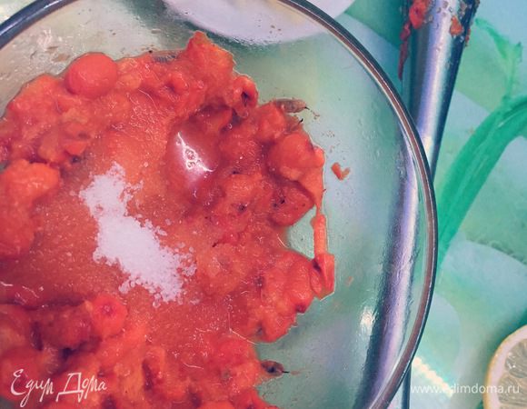 Облепиху истолочь в пюре с добавлением столовой ложки сахара или меда. Имбирь натереть на терке.