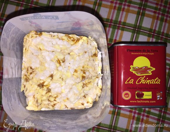 Подготовим панировку. Нужны именно хлебцы. Мои dr.Körner с прованскими травами. Как основной вкус — копченая паприка.