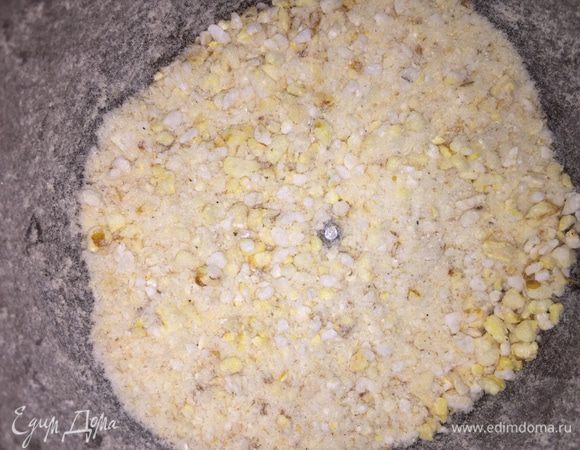 Измельчаем хлебцы и перемешиваем с приправами (вы можете добавить еще чего-нибудь на свой вкус).