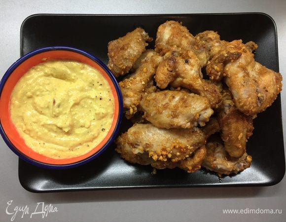 Через 20 минут нужно перевернуть все кусочки (лучше это делать щипцами) и еще на 10 минут отправить допекаться. Последние 3 минуты я включала режим гриля. Получается хрустящая корочка, но не так жирно, как во фритюре. И расход масла не такой.