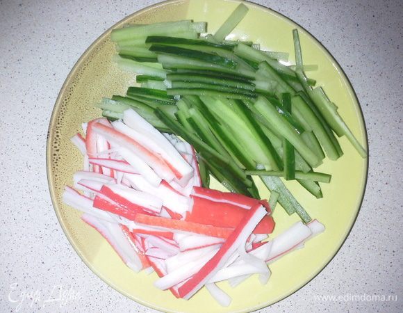 Огурец нарезаем соломкой (середина огурца нам не нужна), крабовые палочки тоже режем соломкой.