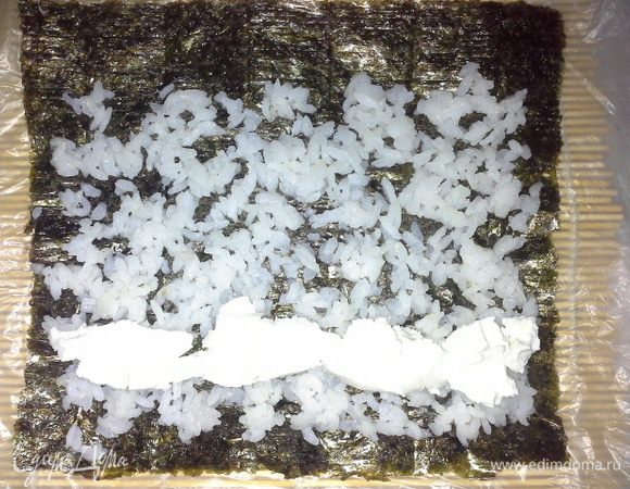 На рис укладываем сбоку полоску из мягкого сыра.