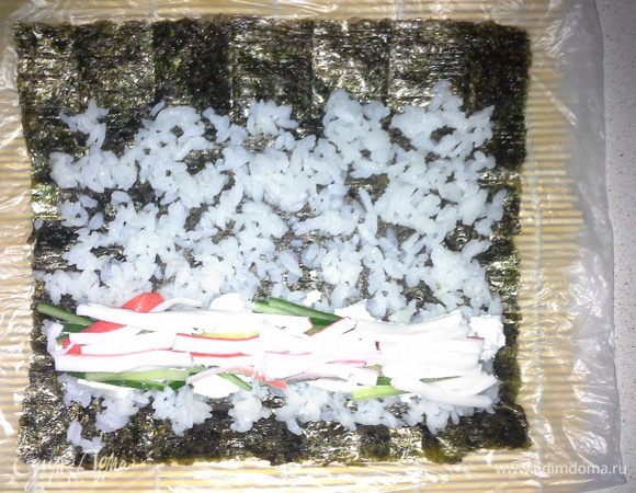 Сверху на огурцы укладываем крабовые палочки и заворачиваем ролл. 