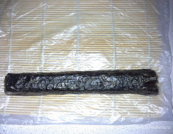 Ролл удобно заворачивать на циновке. Резать каждый ролл на 7 кусочков ножом, смоченным в холодной воде, чтобы не прилипал рис.