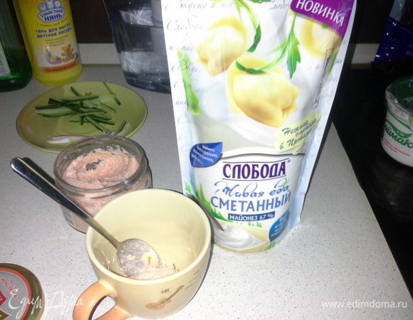В кружку добавляем 2 ложки икры мойвы в соусе с креветками и добавляем майонез ТМ «Слобода» сметанный. У него слабо выраженный вкус майонеза, поэтому он не перебьет вкус икры мойвы.