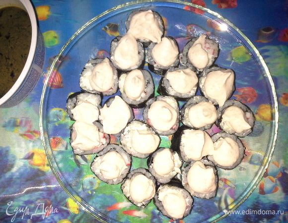 И с помощью чайной ложечки распереляем на верхушку каждого ролла соус в виде шапочки.