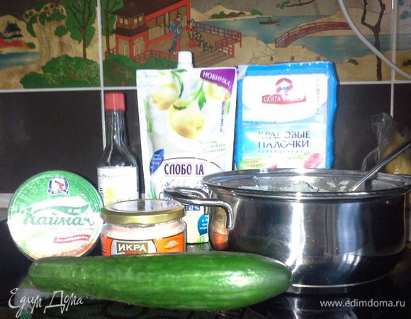 Соевый соус разводим в соотношении с водой 1:1. Но лучше соуса соевого чуть больше, чем воды. Добавляем в него васаби и сахар. Все хорошо перемешать до растворения сахара. Роллы можно обмакивать в соус и наслаждаться вкусом.