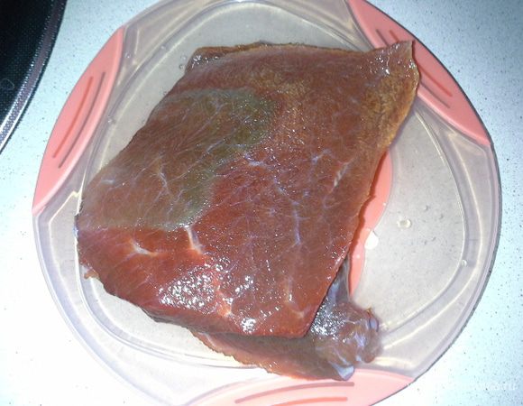 Кусок говядины моем, заливаем водой, добавляем 1 ч. л. соли, ставим в скороварку вариться на 30 минут. Когда говядина сварится, нарезать ее соломкой.