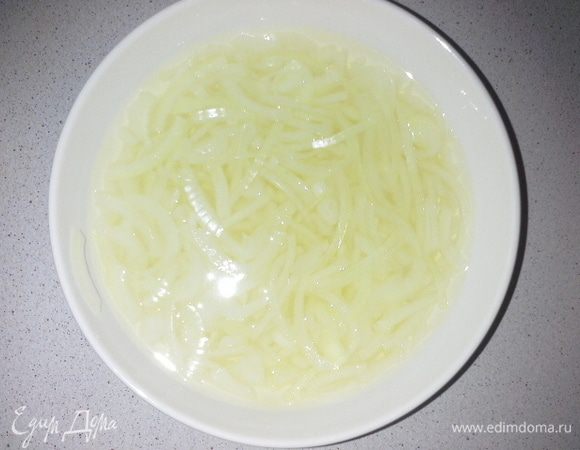 Пока варится говядина, режем лук репчатый полукольцами. Заливаем кипятком, даем постоять 5 минут. Сливаем. Второй раз заливаем кипятком, добавляем соль, сахар и яблочный уксус. Оставляем лук мариноваться, пока не остынет вода.