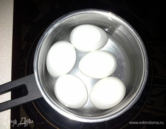 Отвариваем яйца 12 минут. Чистим, трем на мелкой терке.