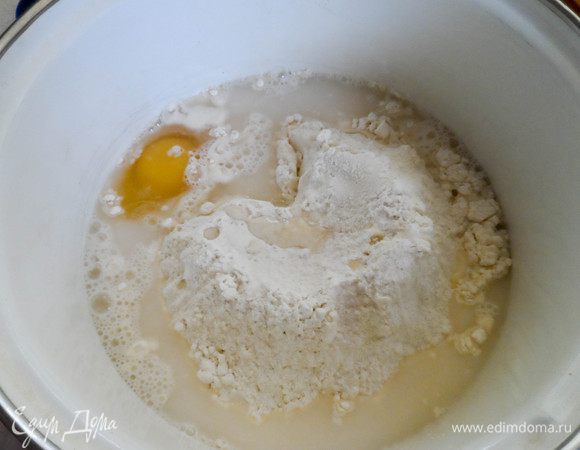 Постепенно наливаем 1 стакан воды и насыпаем чайную ложку соли.