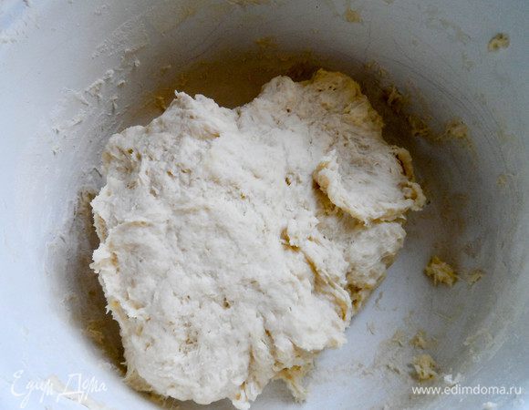 Замешиваем крутое тесто (около 10 минут). Оно должно быть однородным, упругим, но в то же время эластичным. Затем накрываем тесто полотенцем и даем «отдохнуть» полчаса при комнатной температуре.