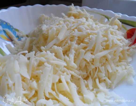 Тем временем займемся начинкой. Сыр натираем на терке. 