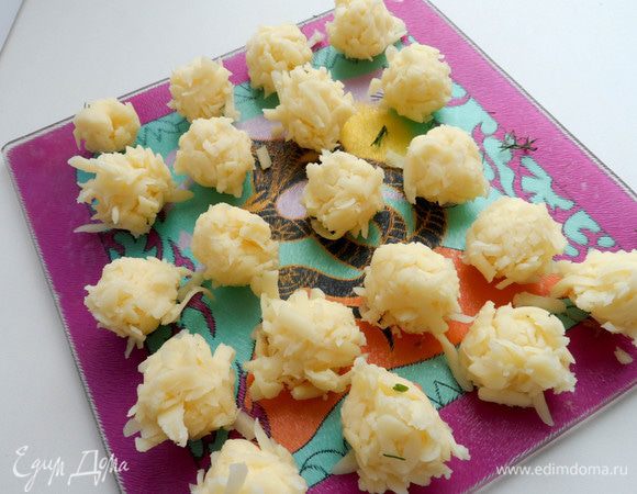 Скатываем из него небольшие шарики (на каждый уйдет примерно столовая ложка сыра). 