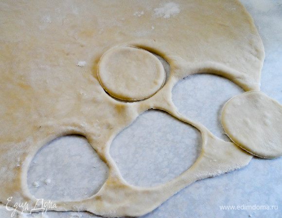Берем тесто. Традиционно грузины делят общую массу теста на небольшие шарики, а затем раскатывают каждый, но я пошла более привычным (и, как мне кажется, более быстрым) путем — раскатала весь пласт сразу (он получиться не больше 2 мм толщиной). Затем с помощью стакана «вырезала» кружочки как для пельменей, правда, они должны быть чуть больше.