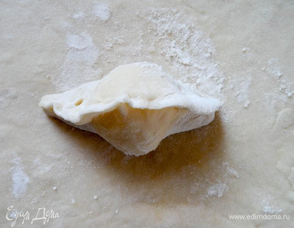 В центр каждого кружка кладем сырный шарик. Соединяем противоположные края и придаем форму полумесяца. Чтобы квери не расклеились, края нужно придавить вилкой. 