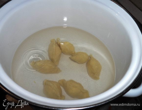 В кастрюле вскипятим слегка подсоленную воду, добавим лавровый лист для аромата. Опускаем туда по несколько квери (5 — 7 шт.), варим 5 минут, периодически помешивая. 