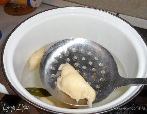 Аккуратно достаем квери шумовкой. 