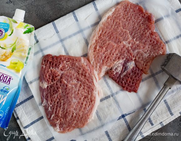 Острым ножом нарежьте ломтики толщиной по 5 мм и слегка отбейте.