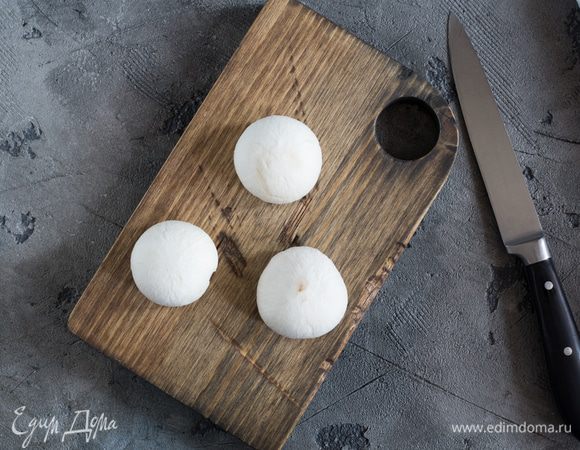 Шампиньоны почистите и удалите ножки, затем мелко нарежьте. Чеснок очистите и мелко порубите.