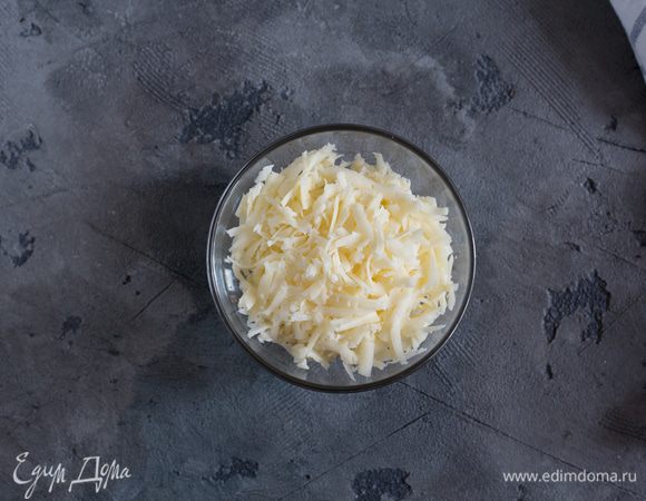 Сыр натрите на крупной терке.