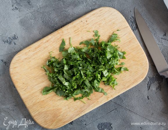 Кинзу мелко порубите. 