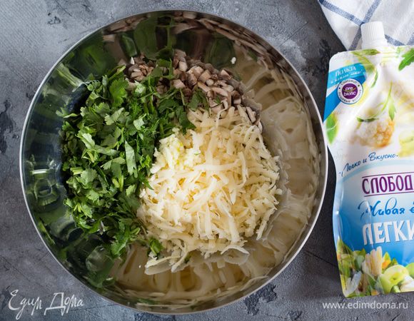 В глубокой посуде соедините грибы, сыр, зелень и чеснок. 