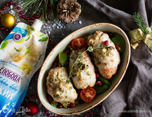  Запекайте 20 — 25 мин, поливая соком, образовавшимся на дне формы. Готовые рулетики выньте из духовки, прикройте фольгой и оставьте на 10 мин., далее удалите шпагат. 