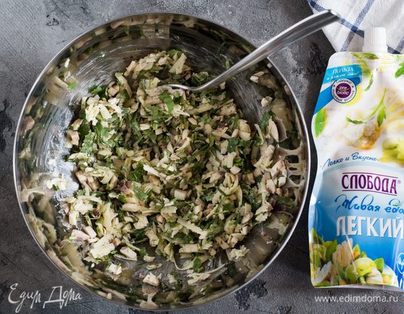 Добавьте майонез Легкий «Слобода», поперчите и перемешайте.