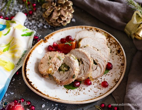  Достаньте из духовки нарежьте порционными ломтиками и подавайте.
Приятного аппетита и вкусного вам Нового года! 