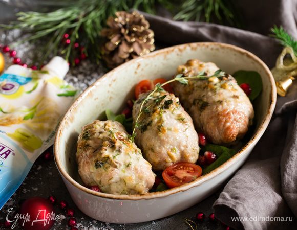 Затем на каждый рулетик сверху выложите по ½ ч.л. оставшейся начинке и уберите обратно в духовку под гриль на 5 мин.