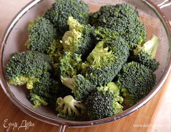 Брокколи разберем на соцветия, помоем.