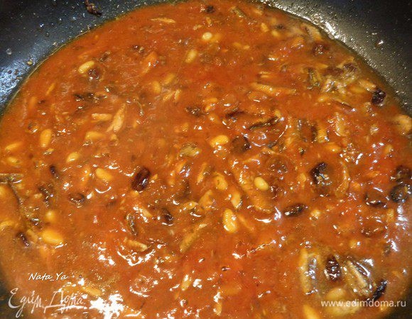 Добавьте томатный соус. И тушите на маленьком огне до загустения. Если соус получится густоватым, его всегда можно разбавить жидкостью, в которой варились тальятелле. 
Посолите и поперчите по вкусу.