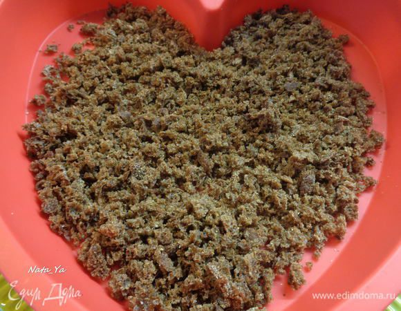 Хлеб измельчите в фуд-процессоре до состояния крошки. И отправьте в разогретую до 200°С духовку на 10 минут.
Я использовала черный хлеб, вы можете взять белый по желанию.