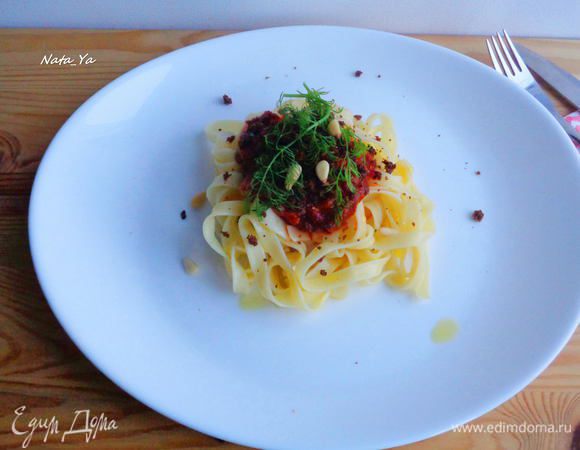 На порционную тарелку выложите тальятелле, сверху распределите соус, посыпьте все хлебной крошкой и украсьте по желанию.